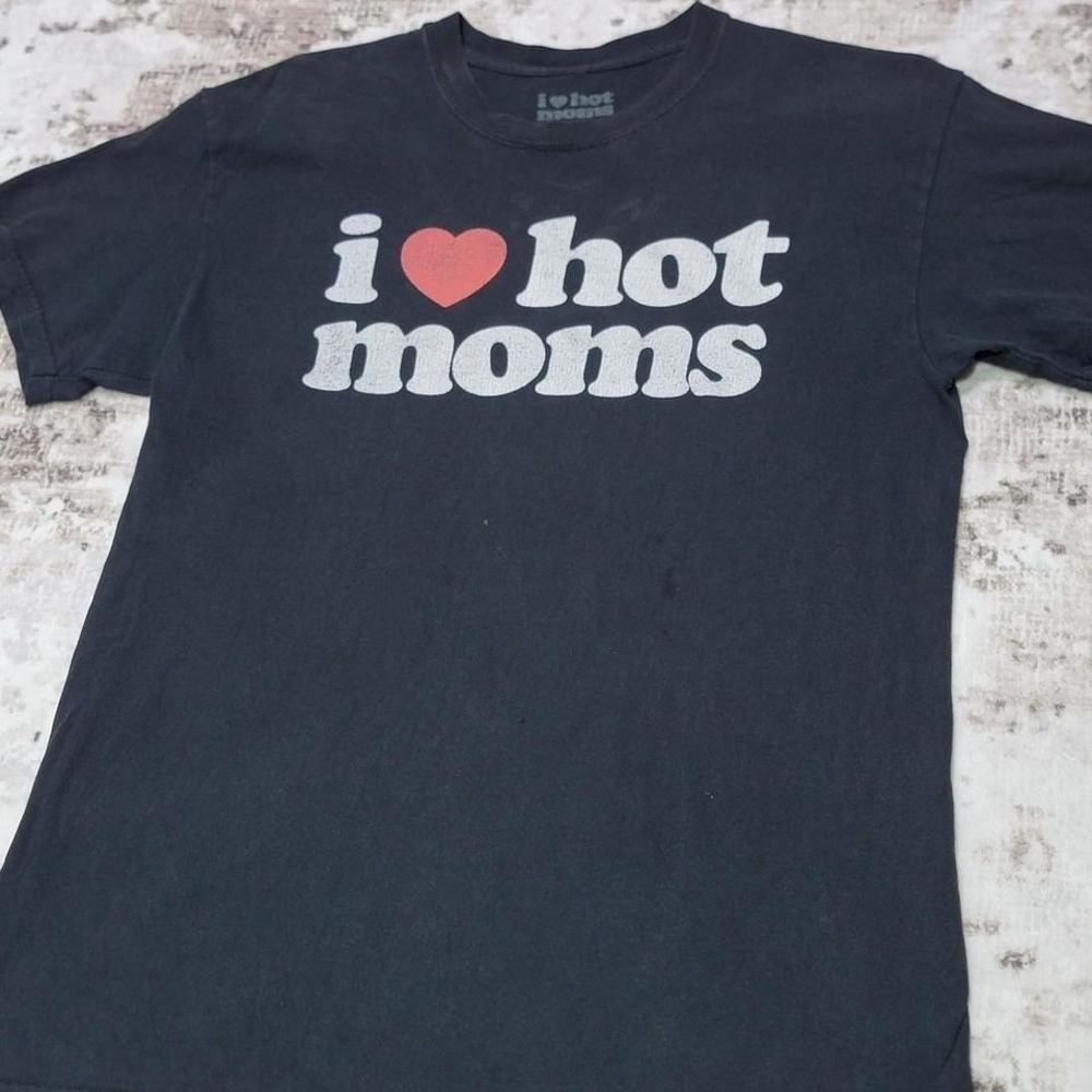 I Heart Hot Moms Graphic Tee Novelty Streetwear Funny Y2K Style Size M
